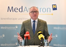 Im Rahmen der Pressekonferenz „Ein Jahr Vollbetrieb MedAustron – Bilanz und Ausblick“ sagte LH-Stellvertreter Stephan Pernkopf: „Hier wird für die Zukunft der Menschen geforscht und damit an der Zukunft unseres Landes gearbeitet.“