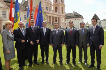 im Bild von links nach rechts:
<br />
Landesrätin Mag. Barbara Schwarz, Landeshauptmann  Dr. Erwin Pröll, der Premierminster des Kosovo, Hashim Thaci, Vizekanzler und Außenminister Dr. Michael Spindelegger, der Premierminister Serbiens Ivica Dacic, der rumänische Außenminister Titus Corlatean, der Außenminister von Andorrra Gilbert Saboya Sunye und der Außenminister Mazedoniens Nikola Poposki.