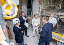 Im Gespräch: Landtagsdirektor Thomas Obernosterer, Landeshauptfrau Johanna Mikl-Leitner, Landtagspräsident Karl Wilfing und Abteilungsleiter Christoph Reiter.