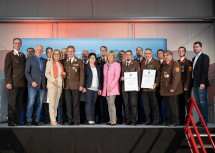 Landesfeuerwehrkommandant-Stellvertreter Martin Boyer (links im Bild) und Landeshauptfrau Johanna Mikl-Leitner (5. v. l.) gratulierten der Freiwilligen Feuerwehr St. Leonhard am Forst zum 150-jährigen Bestehen sowie der Freiwilligen Feuerwehr Leiben zum 140-jährigen Bestehen 