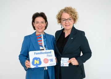 Familien-Landesrätin Christiane Teschl-Hofmeister mit Familienland Niederösterreich GmbH-Geschäftsführerin Barbara Trettler.