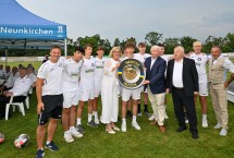 Landeshauptfrau Johanna Mikl-Leitner, Bürgermeister Herbert Osterbauer, Franz Hummer, Hauptgruppenobmann NOEFV, und SC Neunkirchen Obmann Dieter Leeb übergeben der erfolgreichen U15-Mannschaft den Meisterteller für den Gewinn der Landesliga Ost.