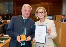 Landeshauptfrau Johanna Mikl-Leitner gratulierte Dr. Markus Klamminger, Direktor i.R. für Medizin und Pflege der Niederösterreichischen Landesgesundheitsagentur und Bürgermeister der Marktgemeinde Senftenberg, zum „Großen Goldenen Ehrenzeichen für Verdienste um das Bundesland Niederösterreich“.