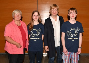 Mag. Ingrid Unfried-Schamann (NÖ Verantwortliche für die Chemieolympiade), Daniela Tomasetig (NÖ Siegerin, HBLFA Francisco Josephinum), Landesrätin Barbara Schwarz und Erwin Rait (NÖ Drittplatzierter, BG/BRG Mödling, Franz Keim-Gasse) (v.l.n.r.)