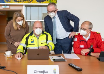 Corona-Lagebesprechung im NÖ Landhaus in St. Pölten. Im Bild Landesrätin Ulrike Königsberger-Ludwig, Christof Constantin Chwojka, Geschäftsführer von Notruf 144 NÖ, LH-Stellvertreter Stephan Pernkopf und 
<br />
Berndt Schreiner, Chefarzt des Roten Kreuzes Niederösterreich (v.l.n.r.)
<br />
