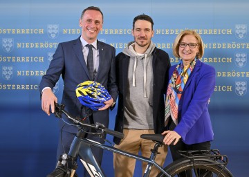 Sportlandesrat Jochen Danninger und Landeshauptfrau Johanna Mikl-Leitner mit Felix Neureuther, neuer Radbotschafter für das Radland NÖ.