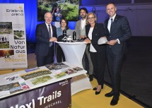 Mikl-Leitner, Danninger und Miernicki besuchen den Wexl Trails Stand von Karl Morgenbesser.