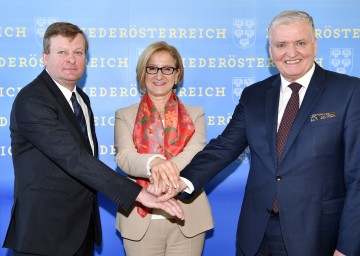 Arbeitsübereinkommen präsentiert: Der designierte Landesrat Gottfried Waldhäusl, Landeshauptfrau Johanna Mikl-Leitner und der designierte Landeshauptfrau-Stellvertreter Franz Schnabl (von links nach rechts).