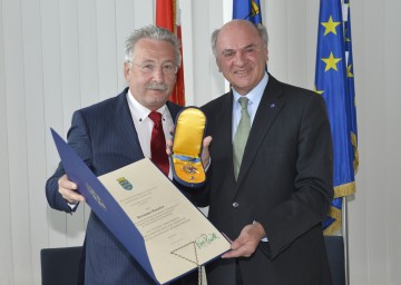 Landeshauptmann Dr. Erwin Pröll verlieh das Goldene Komturkreuz des Ehrenzeichens für Verdienste um das Bundesland Niederösterreich an Hermann Haneder.