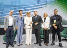 Klimawissenschaftler Keywan Riahi, Ilka Horstmeier (BMW), Landeshauptfrau Johanna Mikl-Leitner, Klemens Hallmann (Hallmann Holding), Moderatorin Hannelore Veit und Unternehmer Steven Schuurman beim Austrian World Summit.