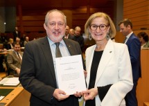 Landeshauptfrau Johanna Mikl-Leitner mit Christian Huemer, langjähriger Mitarbeiter der IT-Abteilung beim Amt der NÖ Landesregierung. 