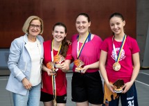 Landeshauptfrau Johanna Mikl-Leitner mit den Pink Panthers aus Gmünd, die Landesmeisterinnen wurden.