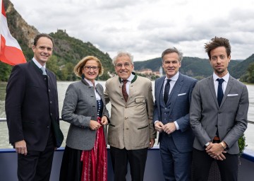 (v.l.) Herwig Jamek, stv. Vorsitzender des Arbeitskreises zum Schutz der Wachau, Landeshauptfrau Johanna Mikl-Leitner, Vorsitzender des Arbeitskreises Emmerich Knoll, Festredner Tarek Leitner und stv. Generalsekretär der Österreichischen UNESCO-Kommission Florian Meixner an Deck der MS Austria Princess.