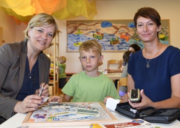 Landesrätin Mag. Barbara Schwarz besuchte im Kindergarten Obergrafendorf Emil Hausmann und seine Mutter Petra Hausmann (Gemeinschaft Eltern und Freunde Hörgeschädigter) und informierte sich über den Einsatz von Tonübertragungsanlagen bei Höreinschränkungen. (v.l.n.r.)