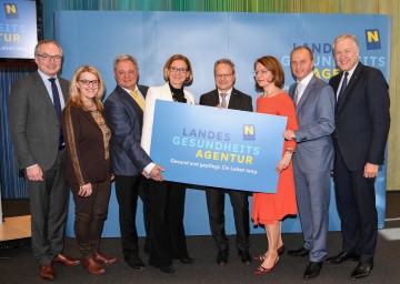 Präsentation der Vorstände der NÖ Landesgesundheitsagentur: LH-Stellvertreter Stephan Pernkopf, Landesrätin Ulrike Königsberger-Ludwig, der Direktor für Medizin und Pflege Markus Klamminger, Landeshauptfrau Johanna Mikl-Leitner, Vorstand Helmut Krenn, Landesrätin Christiane Teschl-Hofmeister, Vorstand Konrad Kogler, Landesrat Martin Eichtinger (von links nach rechts).