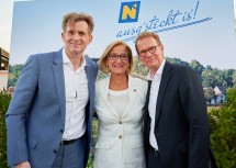 Landeshauptfrau Johanna Mikl-Leitner mit den EVN-Vorstandsdirektoren Franz Mittermayer (li.) und Stefan Szyszkowitz (re.)
