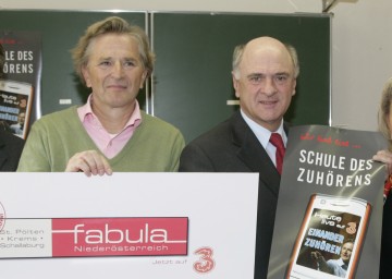 Landeshauptmann Dr. Erwin Pröll und Folke Tegetthoff präsentierten die „Schule des Zuhörens“, die im Rahmen des Erzählkunstfestivals „fabulaniederösterreich“ in insgesamt 50 niederösterreichischen Schulen Station machen wird.