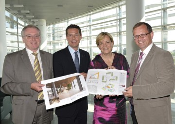 Dr. Otto Huber (Amt der NÖ Landesregierung), LAbg.  Kurt Hackl (Vizebürgermeister Wolkersdorf), Sozial-Landesrätin Mag. Barbara Schwarz, Dir. Andreas Strobl (LPH Wolkersdorf) mit den Plänen des neuen Pflegeheims Wolkersdorf. (v.l.n.r.)