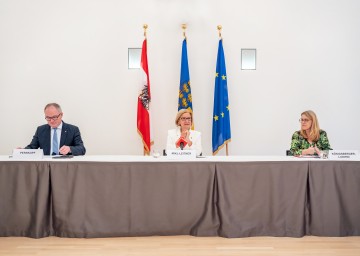 Landeshauptfrau Johanna Mikl-Leitner, LH-Stellvertreter Stephan Pernkopf und Landesrätin Ulrike Königsberger-Ludwig bei der Lagebesprechung im NÖ Landhaus.