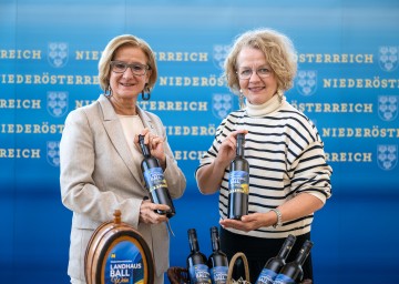Landeshauptfrau Johanna Mikl-Leitner und Landesrätin Christiane Teschl-Hofmeister präsentieren den NÖ Landhausballwein.