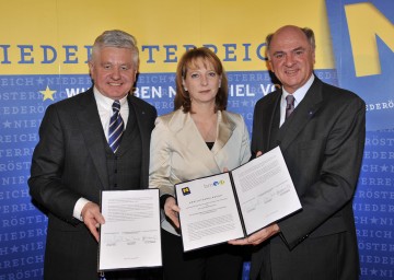 Landeshauptmann Dr. Erwin Pröll, Bundesministerin Doris Bures und Landeshauptmannstellvertreter Ernest Gabmann (v.r.n.l.) bei der Präsentation des Infrastruktur-Konjunkturpakets.