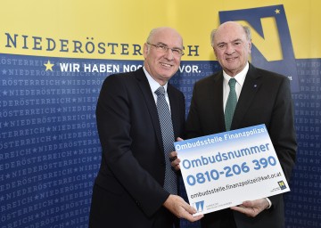 Landeshauptmann Dr. Erwin Pröll und der Präsident der Kammer der Wirtschaftstreuhänder Mag. Klaus Hübner stellten die neue Ombudsstelle für heimische Betriebe bei Finanzkontrollen vor.