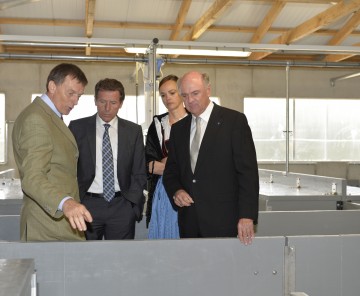 Eröffnung der neuen Forschungsstätte der Veterinärmedizinischen Universität: der Direktor des Lehr- und Forschungsgutes der Vetmeduni Vienna, Dr. Werner Pohl, Bundesminister Dr. Karlheinz Töchterle, Rektorin Dr. Sonja Hammerschmid, Landeshauptmann Dr. Erwin Pröll (v. l. n. r.).