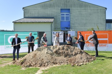 Von links nach rechts: Stefan Brunner (Graf-Holztechnik GmbH), Vizebürgermeister Josef Kirbes, Bezirkshauptmann Johannes Kranner, Bildungs-Landesrätin Christiane Teschl-Hofmeister, Bürgermeister Georg Gilli, Stadtrat Martin Neugebauer und Thomas Jedinger (Architekten Maurer&Partner ZT GMBH)