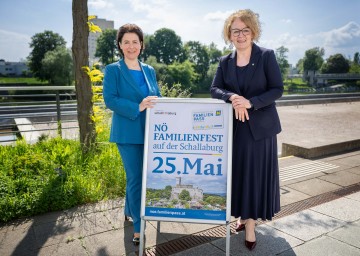 Am Foto: Familien-Landesrätin Christiane Teschl-Hofmeister (rechts) und Barbara Trettler, Geschäftsführerin der NÖ Familienland GmbH