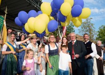 Eröffnung 70. Großheuriger Pfaffstätten (v.l.n.r.): Die designierte und die amtierende Weinkönigin Pfaffstätten, Luisa und Amanda, Carmen Jeitler-Cincelli (Bürgermeisterin Baden), Landeshauptfrau Johanna Mikl-Leitner, NÖ Weinkönigin Marie Huber, Christoph Kainz (Bürgermeister Pfaffstätten) und Landrat Alexander Legler (Vertreter Partnergemeinde Alzenau-Hörstein).