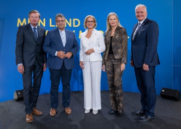 Von links nach rechts: Landesrat Gottfried Waldhäusl, Sigmar Gabriel, Landeshauptfrau Johanna Mikl-Leitner, Nina Ruge und LH-Stellvertreter Franz Schnabl.