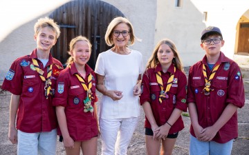 Landeshauptfrau Johanna Mikl-Leitner zu Besuch bei den Wilhelmsburger Pfadfindern.
