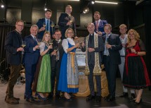 (1. Reihe v.l.) Bürgermeister Helmut Doschek, Landtagspräsident Karl Wilfing, Weinkönigin Sophie Hromatka, Landesdirektor ORF NÖ Robert Ziegler, Landeshauptfrau Johanna Mikl-Leitner, Dompfarrer Toni Faber, Weinbaupräsident Johannes Schmuckenschlager, der Obmann des Bezirksweinverbandes Zistersdorf Johannes Schweighofer, Moderatorin Birgit Perl, (2. Reihe v.l.) Winzer Michael Müllner, NÖ Weinbaupräsident Reinhard Zöchmann und WKNÖ Fachgruppen Weinhandel Obmann Johannes Schachenhuber.