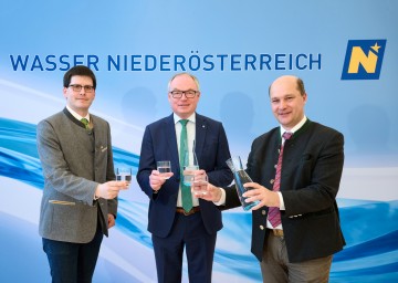 Bis inklusive 2025 werden fast 1 Milliarde Euro in Bewässerungen, Renaturierungen, Trinkwasserversorgung, Wasserentsorgung und Hochwasserschutz in NÖ investieren. Landwirtschaftskammer NÖ-Vizepräsident Lorenz Mayr, LH-Stellvertreter Stephan Pernkopf und NÖ Gemeindebund-Präsident Johannes Pressl (v.l.n.r.) informierten über die Projekte.