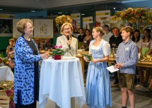 Bildungs-Landesrätin Christiane Teschl-Hofmeister und Landeshauptfrau Johanna Mikl-Leitner im Gespräch mit Sona Felingerova und Lukas Schödl von der Landwirtschaftlichen Fachschule Mistelbach.
