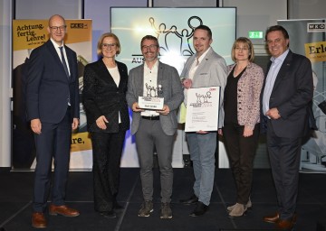WKNÖ-Direktor Johannes Schedlbauer, Landeshauptfrau Johanna Mikl-Leitner, die Preisträger Reinhard Stark und Rene Liebhart von der Firma Stark, Bezirksstellenobfrau Margarete Jarmer und Wirtschaftskammer-Präsident Wolfgang Ecker (v.l.n.r.)