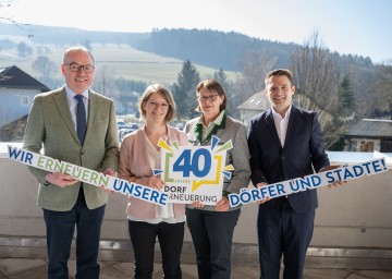 40 Jahre Dorf- und Stadterneuerung: LH-Stv. Stephan Pernkopf, Helene Strohmayer, Obfrau der Dorferneuerung Schönbach, Maria Forstner, Obfrau der Dorf- und Stadterneuerung, und Martin Ruhrhofer, Geschäftsführer der Dorf- & Stadterneuerung.