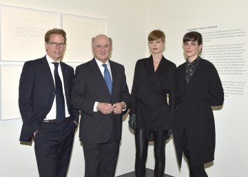 Ausstellungsrundgang durch \"Now\": EVN-Vorstandsdirektor Mag. Stefan Szyszkowitz, MBA, Landeshauptmann Dr. Erwin Pröll, Künstlerin Jorinde Voigt und Kuratorin Stephanie Damianitsch. (v.l.n.r.)