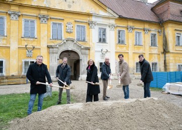 (v. l.) Bürgermeister Gernot Haupt, Landeskonservator Hermann Fuchsberger, Landeshauptfrau Johanna Mikl-Leitner, Sammlungsleiter Armin Laussegger, Landtagsabgeordneter René Lobner und der Leiter der NÖ Landesausstellung Guido Wirth