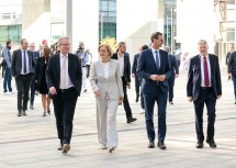 Niederösterreichs Landeshauptfrau Johanna Mikl-Leitner mit den Landeshauptmännern der Steiermark, Vorarlberg und Kärnten - Christoph Drexler, Markus Wallner und Peter Kaiser – am Weg zur Landeshauptleutekonferenz in St. Pölten.