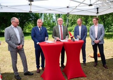 Beim Pressegespräch in Grunddorf: EVN Wasser Geschäftsführer Raimund Paschinger und Franz Dinhobl, LH-Stellvertreter Stephan Pernkopf, Abteilungsleiter Martin Angelmaier und EVN-Vorstandsdirektor Franz Mittermayer (v.l.n.r.).