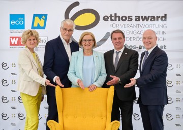 Im Bild von links nach rechts: WKNÖ-Direktorstellvertreterin Alexandra Höfer, Sky du Mont, Landeshauptfrau Johanna Mikl-Leitner, WKNÖ-Präsident Wolfgang Ecker, ecoplus Geschäftsführer Helmut Miernicki