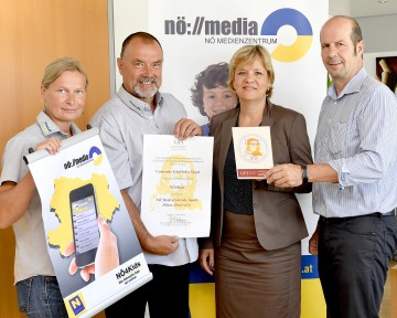 Großer Erfolg für das NÖ Medienzentrum bei der diesjährigen Verleihung der Comenius-EduMedia Awards in Berlin. Im Bild von links nach rechts: Gabriela Puhr, Gerhard Puhr (beide NÖ Medienzentrum), Bildungs-Landesrätin Mag. Barbara Schwarz, Johann Lackenbauer, MSc (Leiter NÖ Medienzentrum)