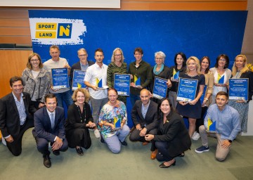 Hinten von links nach rechts: Brigitte Schuckert (Leiterin Pädagogischer Dienst Bildungsdirektion NÖ), Martin Dürhammer (Sportkoordinator BRG Kremszeile), Gerald Böck (Direktor-Stv. LBS Mistelbach), Björn Kirnbauer (Sportkoordinator Sportmittelschule Mödling), Brigitte Luksch-Hoffelner (Direktorin Sportmittelschule Mödling), Mario Huber (Sportkoordinator BHAK Zwettl), Martina Dorfinger (Direktorin BHAK Zwettl), Michaela Boden (Direktorin VS Allentsteig), Sieglinde Faschinger (Direktorin NÖMS Haidershofen), Angelika Traxler (Lehrerin VS Allentsteig), Doris Aschauer (Direktorin ASO Langenlois), Birgit Gassner (Lehrerin ASO Langenlois), vorne v.l.n.r. Gerhard Angerer (Fachinspektor für Bewegungserziehung und Sport), Bildungsdirektor Karl Fritthum, Landesrätin Christiane Teschl-Hofmeister, Elisabeth Weigel (Direktorin BRG Kremszeile), Landesrat Christoph Luisser, Ilse Stöger (Leiterin der Abteilung Sport) und Daniel Knoll (Direktor-Stv. NÖMS Haidershofen)