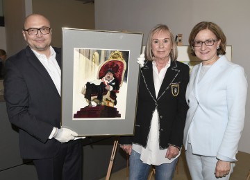 Gottfried Gusenbauer, Direktor des Karikaturmuseums Krems, Annemarie Sokol und die designierte Landeshauptfrau Mag. Johanna Mikl-Leitner bei der Präsentation des Erich Sokol Preises für digitale Karikatur, kritische Zeichenkunst und Satire in Wien (v.l.n.r.)