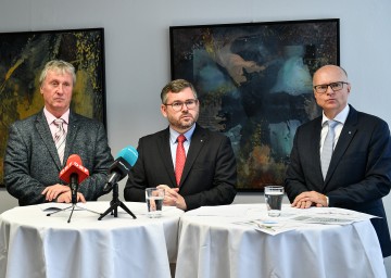 Konferenz zur möglichen Verlängerung der russischen Breitspurbahn nach Österreich: Gerhard Schödinger, Bürgermeister von Wolfsthal, Landesrat Ludwig Schleritzko  und Landesverkehrsplaner Werner Pracherstorfer (v.l.n.r.) präsentierten die Ergebnisse