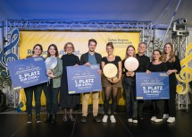 Strahlende Gewinnerinnen und Gewinner: Christine und Michaela Brezovsky als Erdrauch (2. Platz), Stoffi und Rosie Sommerbauer (1. Platz), Leona Fichtinger (3. Platz) mit Christian Fichtinger, Carmen Kleinmaier, Stefanie Hausgnost sowie Landeshauptfrau Johanna Mikl-Leitner (3.v.l.), die sich gemeinsam mit den Liedermacherinnen und Liedermachern freute.