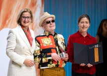 Otto Lechner (m.) bekam den Würdigungspreis in der Kategorie Musik, im Bild rechts seine Frau Anne Bennent.