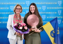 Landeshauptfrau Johanna Mikl-Leitner gratuliert Lena Zöttl zum dritten Platz beim Liedermacherinnen- und Liedermacherwettbewerb.