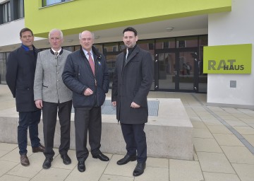 Dorferneuerung setzt auf Zentrumsentwicklung: Geschäftsführer Di Walter Kirchler (NÖ Regional GmbH), Bgm. Franz Heisler (Pöchlarn), Landeshauptmann Dr. Erwin Pröll und Bgm. NR Mag. Friedrich Ofenauer (Markersdorf-Haindorf), v. l. n. r.